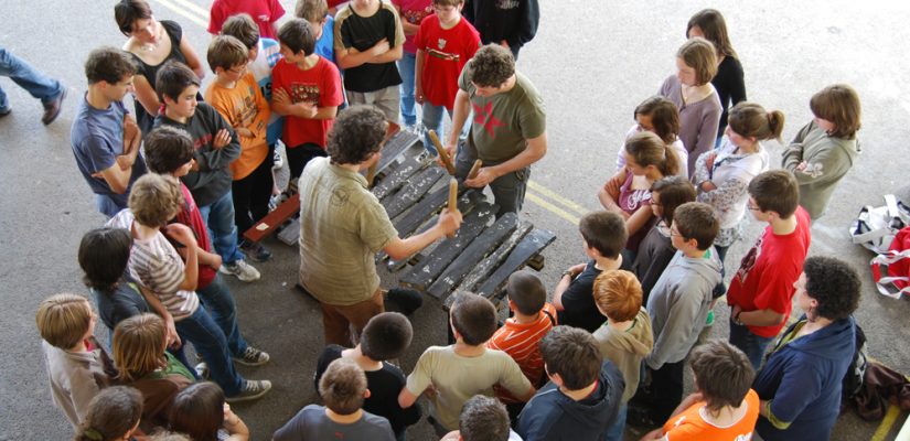 Résidence d’artistes avec des enfants autour de la txalaparta (photo: www.eke.org)